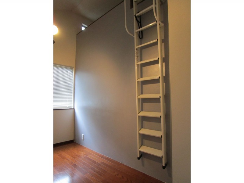 中古戸建ての内装リフォーム ロフト付き部屋のクロスをレンガ調のおしゃれなクロスに張替え