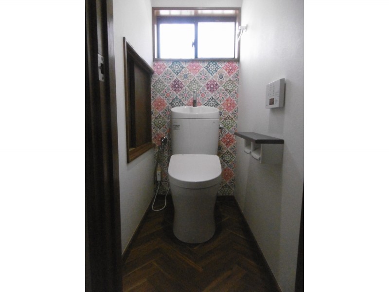 アクセントクロスとヘリンボーンの床でおしゃれなトイレリフォーム事例 アクセントクロスとヘリンボーンの床でおしゃれなトイレリフォーム事例