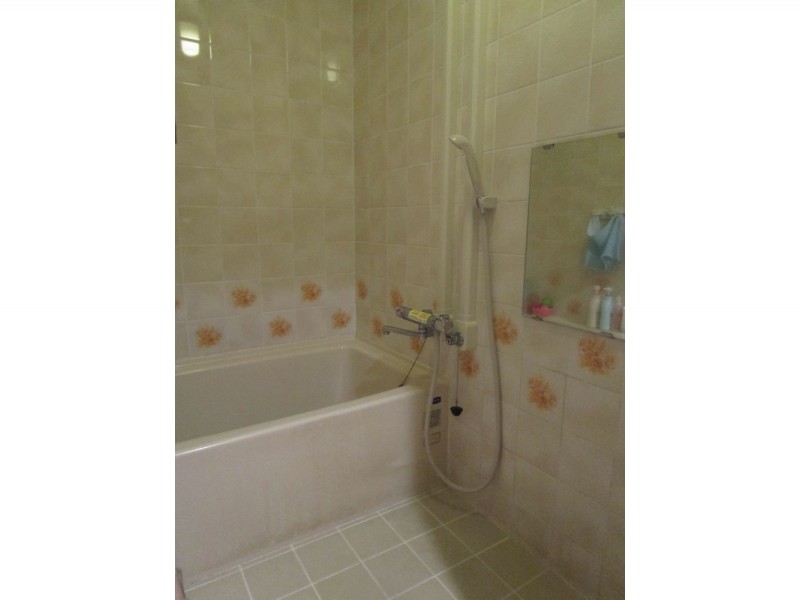 築40年の在来浴室をtotoのシステムバスにリフォーム 給水管が隠れてモロッコミントのパネルが爽やかなスッキリしたバスルームに