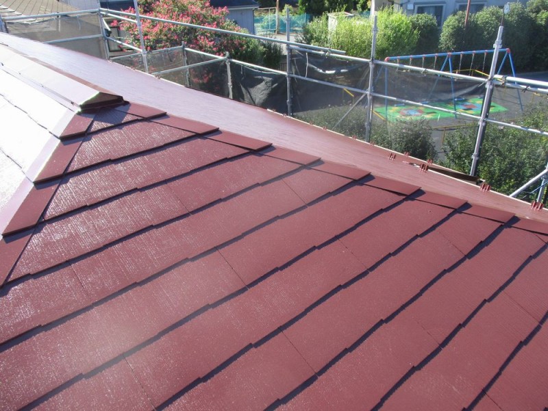 経年劣化の兆候が現れた屋根を塗装リフォーム 赤みを抑えたチョコレートカラーに塗り替え外壁 景観に馴染むおしゃれな屋根に