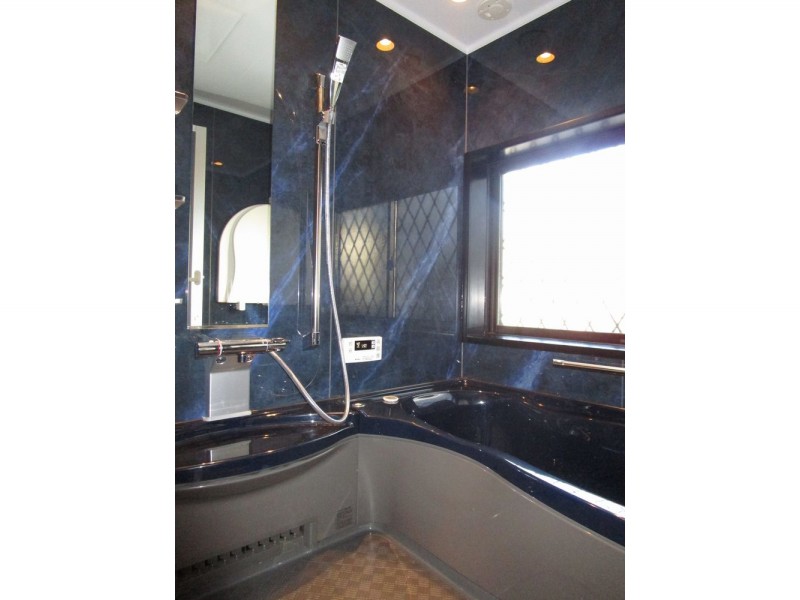 浴室をトクラスのユーノにリフォーム 肌触りの良いエクランバスやみなもライト 流石模様のパネルで極上のリラックス空間に