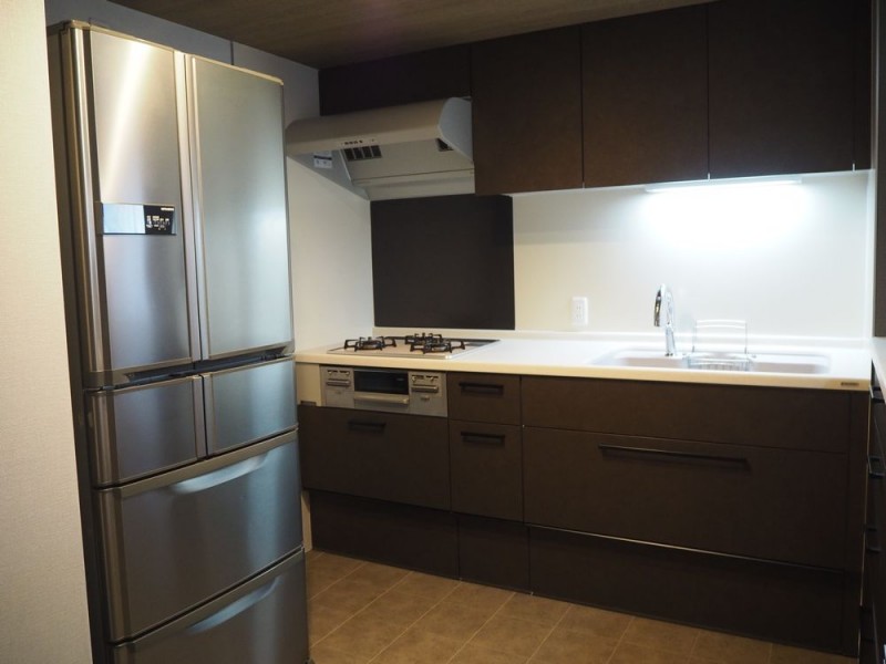 築17年のマンションキッチンをトクラスbbにリフォーム 吊戸棚を撤去しベリーのハイカウンター設置で収納たっぷり おしゃれで機能的な空間に