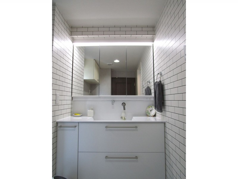 マンション洗面化粧台をtotoオクターブにリフォーム サブウェイタイル調のクロスで海外インテリアのようなおしゃれな洗面空間に