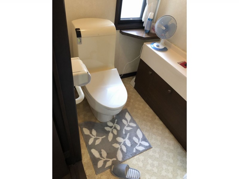 トイレをtotoネオレストにリフォーム 大理石調のクッションフロアとタイルのクロスでおしゃれな内装に トイレをtotoネオレストにリフォーム 大理石調のクッションフロアとタイルのクロスでおしゃれな内装に