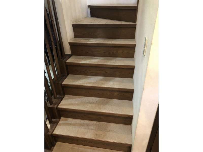 階段のフロアシートを愛犬も滑りにくい衝撃吸収シートに張り替え ステンドグラスが映えるおしゃれな階段に