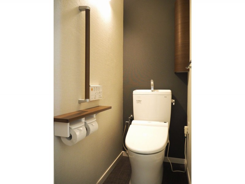 築40年のトイレの内装をリフォーム 手すりや外開き扉でバリアフリー改修 アクセントクロスが映えるおしゃれな空間に 神奈川県横浜市オール電化ショールーム エコカナ