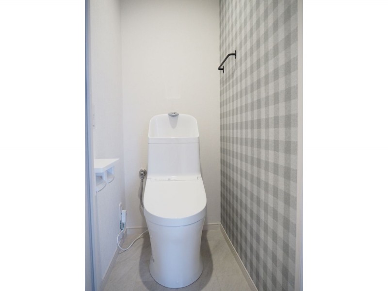 築28年のマンショントイレをtotoのトイレにリフォーム お家全体の雰囲気に合わせたグレーのアクセントパネルで落ち着いた空間に