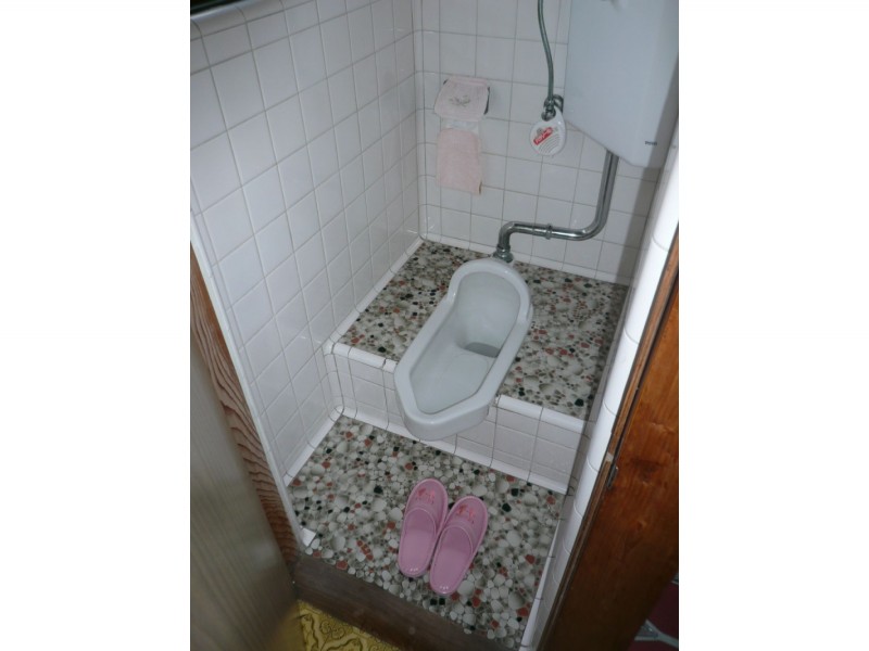 和式から洋式トイレに変更 補助用の手すりもつけてこれからを考えたトイレへ 横浜市一戸建て改修事例