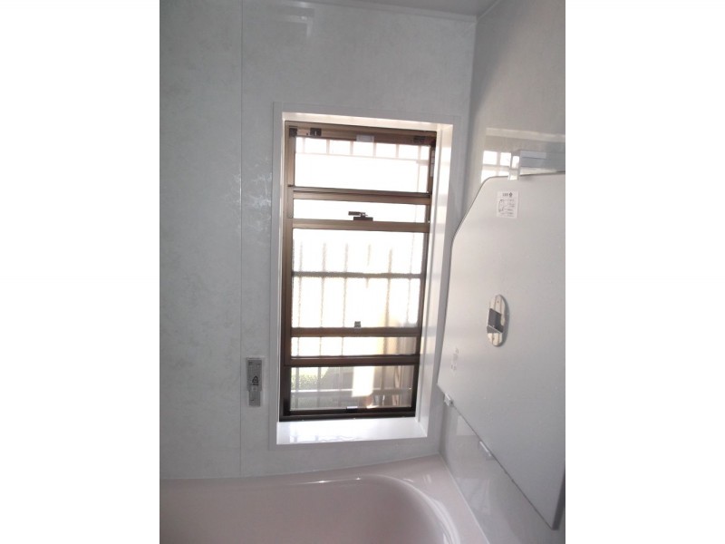浴室の窓をカバー工法で上げ下げ窓に入替え 高座郡寒川町リフォーム事例