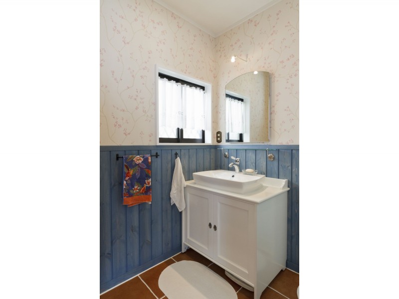 ローラアシュレイの輸入クロスを使った洗面所