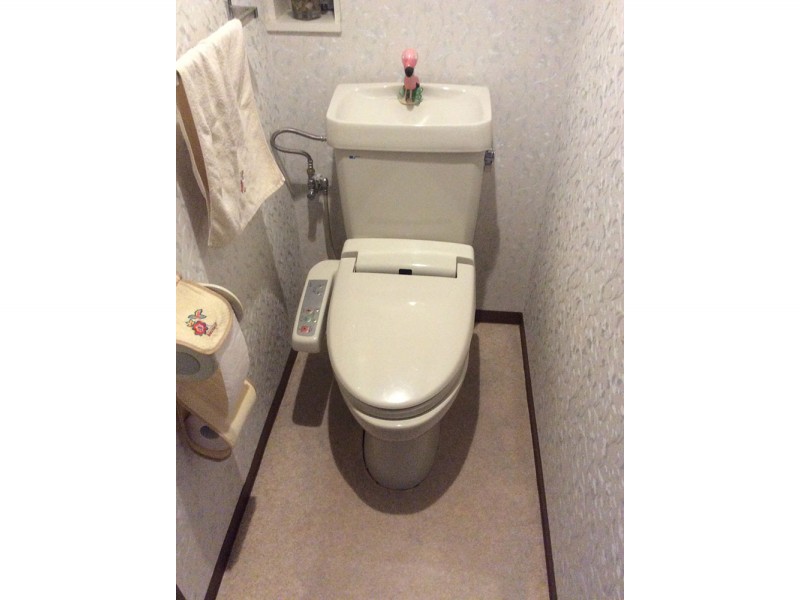 マンショントイレを照明付きタンクレスパナソニックアラウーノに取り替え交換リフォーム神奈川川崎市工事例