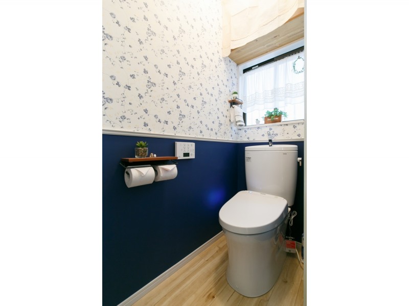 お客様の好きな青色をベースにした壁紙にトリム装飾でおしゃれなトイレ空間に 横浜市港南区全面改修リフォーム施工事例