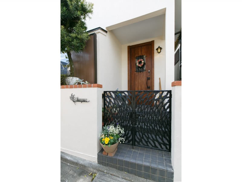 将来を考えて手すりを設置 門扉と門袖を塗装直し 笠木の煉瓦がおしゃれな門構えに 横浜市港南区全面改修リフォーム施工事例