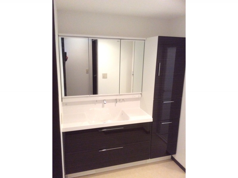 中古マンション物件の洗面化粧台を機能的で収納が多いリクシルl C エルシィ に交換 神奈川県中郡マンションリフォーム施工事例