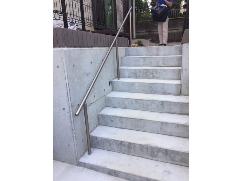 リクシルのグレイスランドで玄関前の階段をコンクリートからタイルへ 横浜市旭区戸建リフォーム施工事例