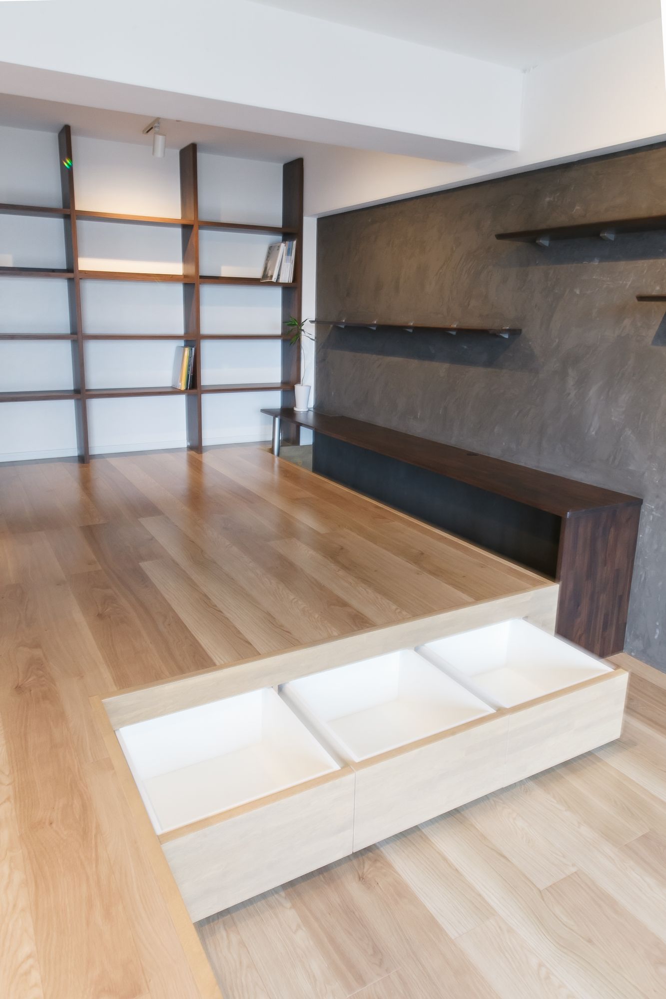 リビングダイニングを段差のある床で作る内装 収納にこだわったマンションリフォーム事例 神奈川 横浜 カナジュウコーポレーション