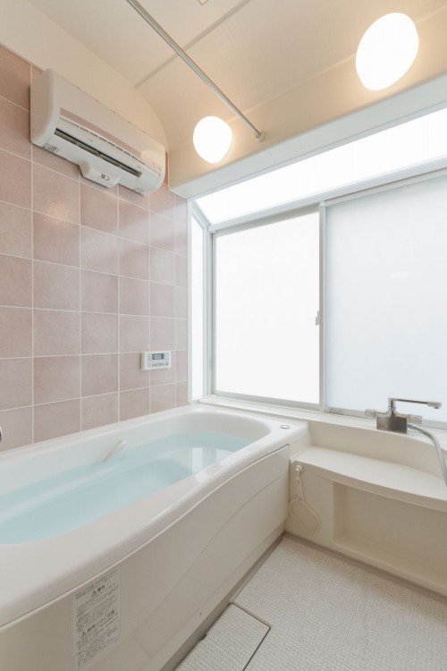大きな出窓で明るくノーリツグラシオロングでサイズアップした浴室