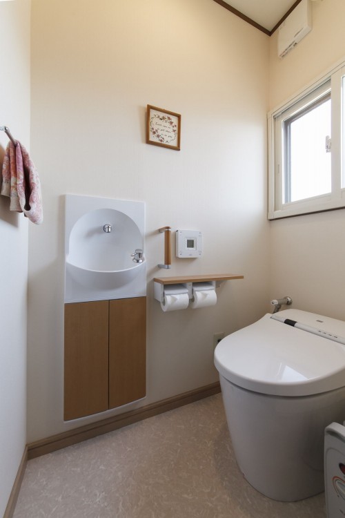 壁に埋め込み式の手洗い器とTOTOネオレストでゆとりのあるトイレ空間