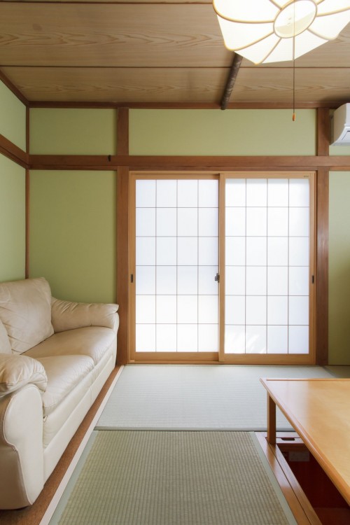 グリーン壁紙に張替えソファが似合う明るい和室