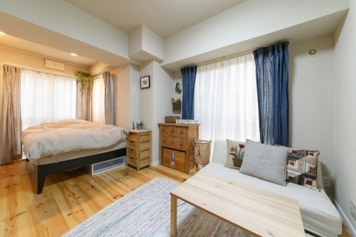 無垢パイン材の床と珪藻土の壁と麻のカーテンでオーガニックな主寝室