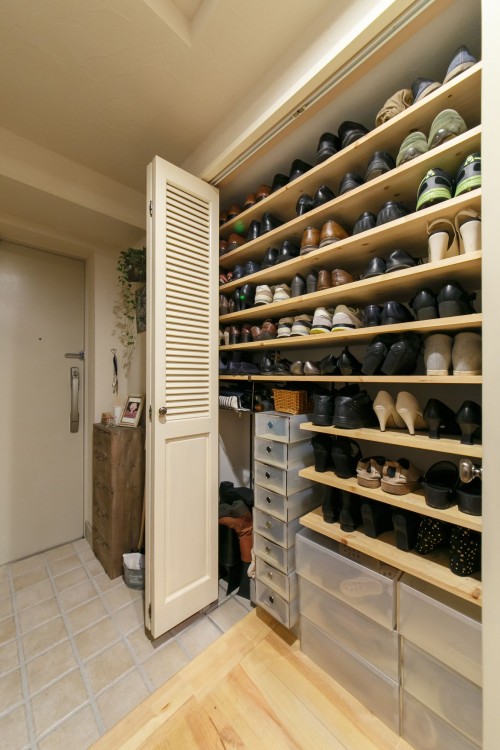 家族4人分の靴や長物も収納できるオリジナル設計のシューズクローゼット