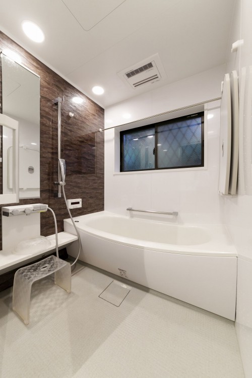落ち着いた色のアクセントパネルのTOTOサザナシステムバス(浴室)