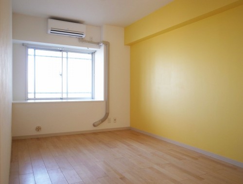 黄色に塗装したアクセント壁が元気な印象の子供部屋