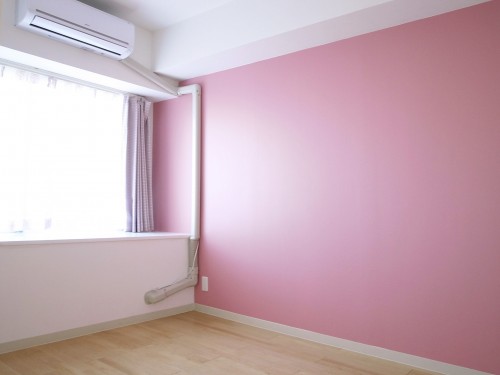 ピンク色に塗装したアクセント壁がかわいらしい印象の子供部屋