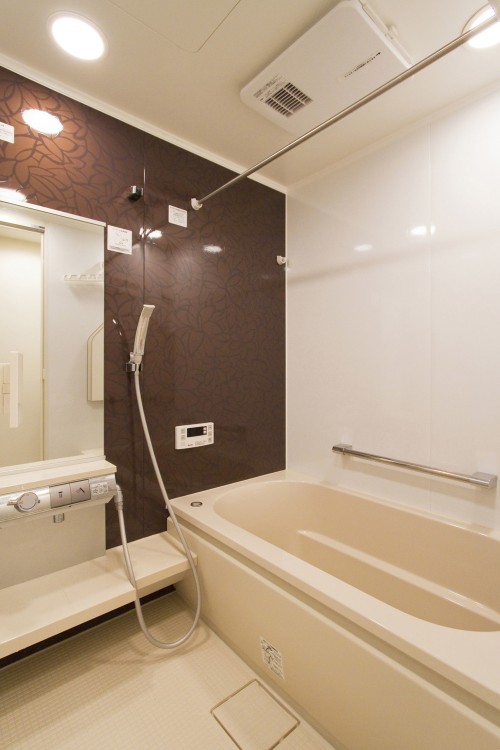 ブラウンベースにニュアンスのある柄が特徴の浴室