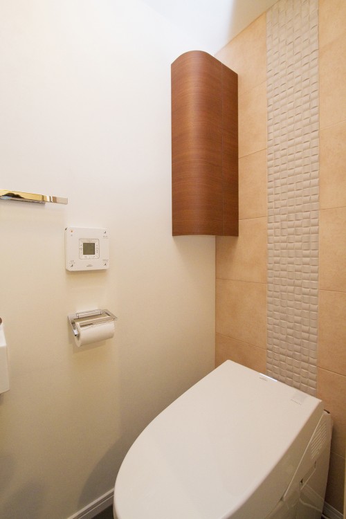 エコカラットタイル2種類をデザイン貼りしたトイレ空間