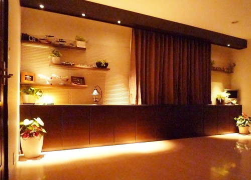 フローティングデザインの収納と柔らかい照明でホテルライクなゲストルーム