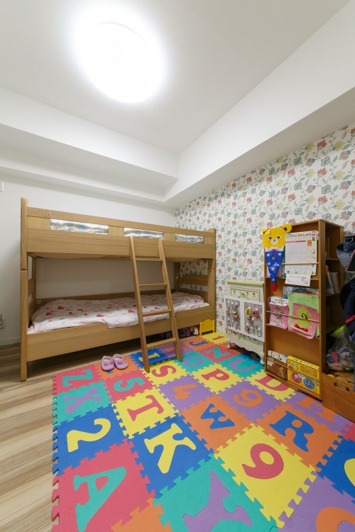 北欧調の明るい花柄クロスが好評の子供部屋