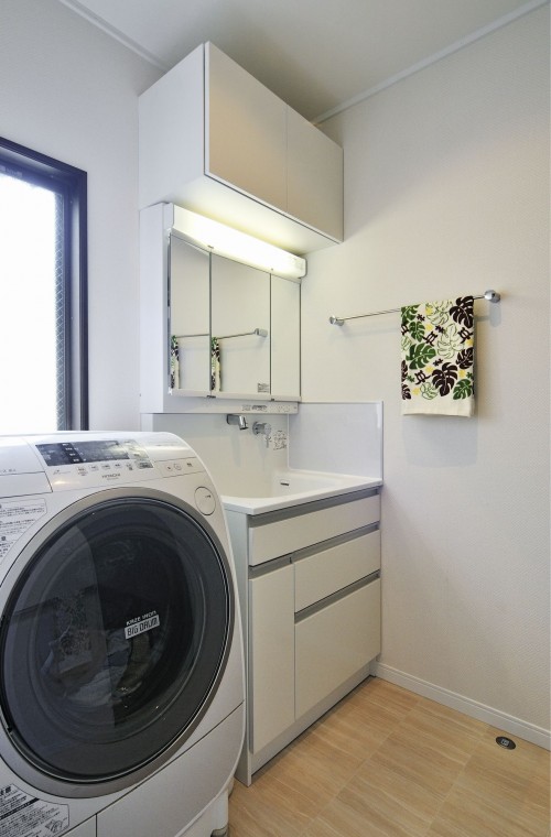 洗濯機や壁の白に合わせてホワイトカラーの洗面台