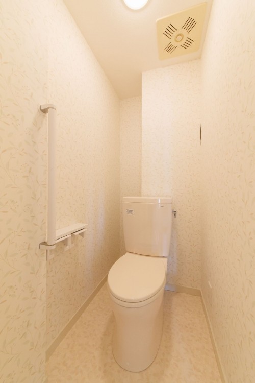 クロスも床も全体の雰囲気を統一したトイレ空間
