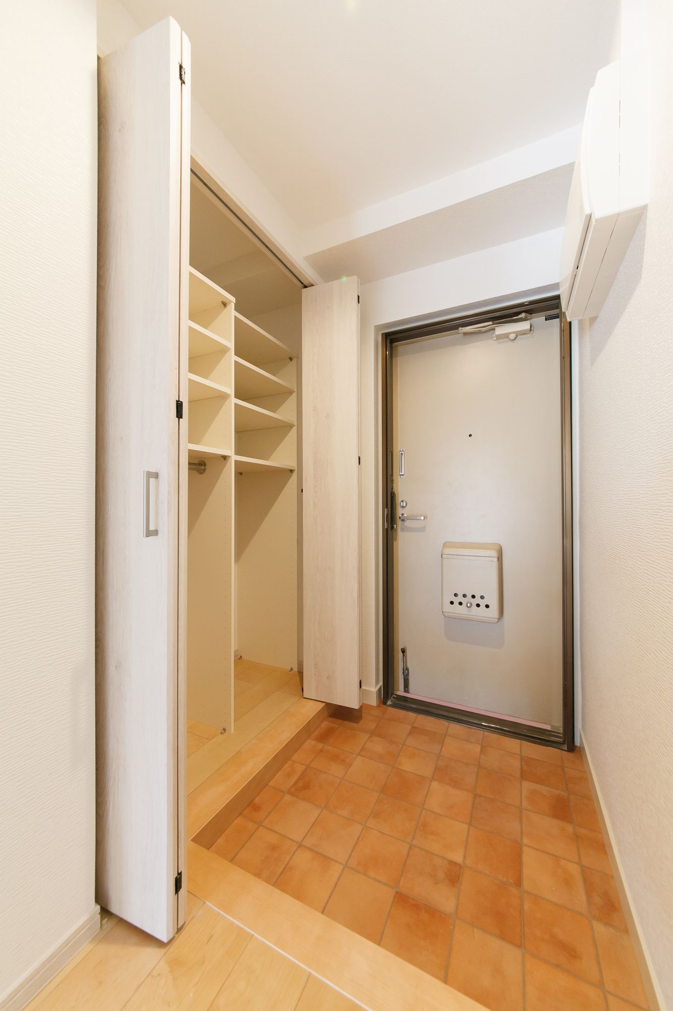 玄関に大容量収納洗面下には猫トイレスペース設置キッチンはトクラスBbに交換マンションシンプルリフォーム神奈川横浜実例です