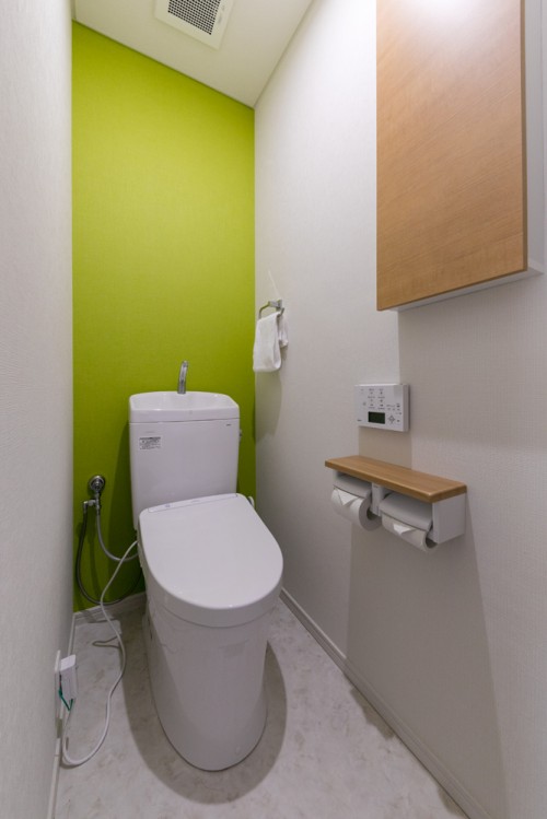 ピスタチオカラークロスのトイレリフォーム