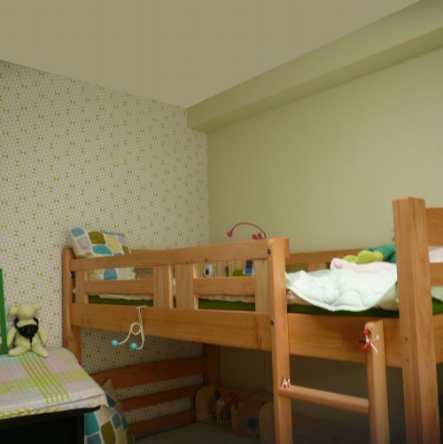爽やかなグリーンのクロスにした子供部屋