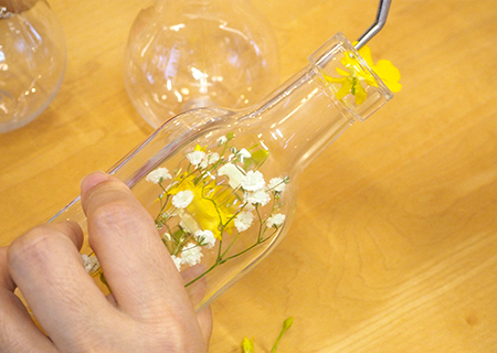 ピンセットで花を入れる
