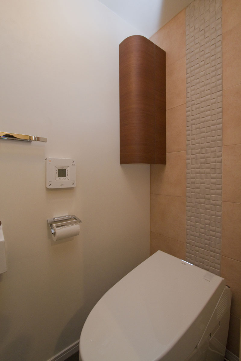 【エコカラット施工例】トイレ・玄関・リビングで効果的なリクシルのおしゃれタイルにリフォーム