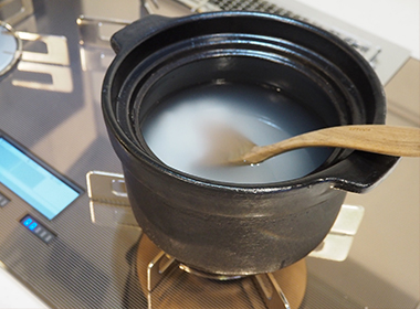 目止めのお粥作り