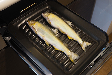 アユに飾り塩をしてココットプレートに並べる