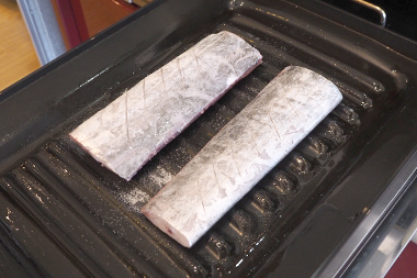 塩をふりかけてココットプレートに並べる