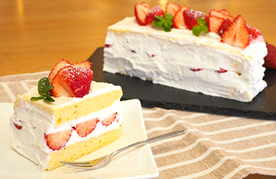 いちごとミント粉砂糖を飾り付けてケーキの完成