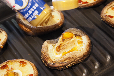 しょうゆを垂らして焼きしいたけの完成