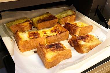 焼き上がったらメープルシロップをかける