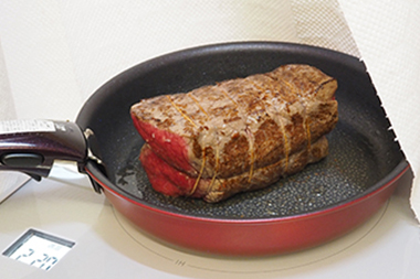 ブロック肉の表面に焼き色をつける