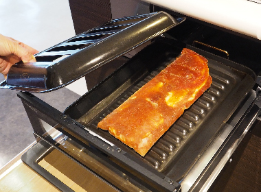 ココットプレートに凍ったポークチャップを並べる