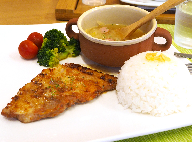 ポークチャップとスープ和え物を盛り付ける