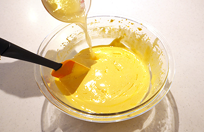 レモンの皮と果汁サラダオイルを加え混ぜる