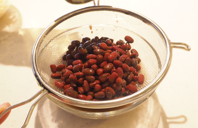 赤飯用小豆を茹で汁と分ける